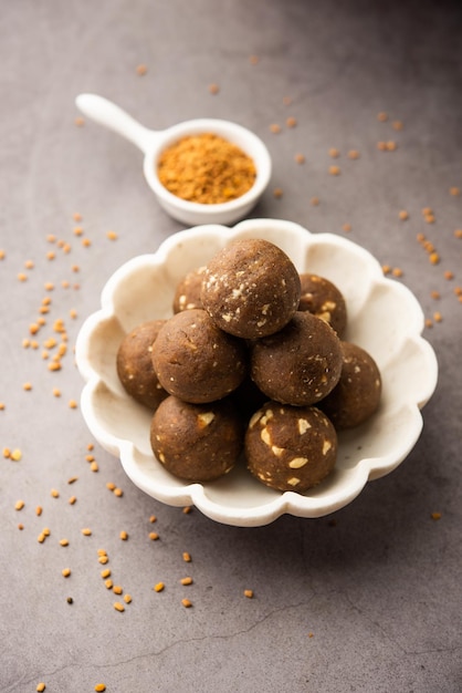 Fenegriek of methi ke Laddu laddo of laddoo of zoete mithai-ballen voor het versterken van de immuniteit in de winter