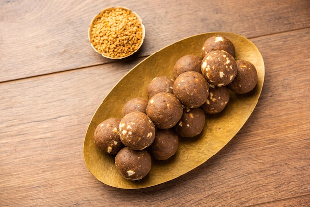 Fenegriek of methi ke Laddu laddo of laddoo of zoete mithai-ballen voor het versterken van de immuniteit in de winter