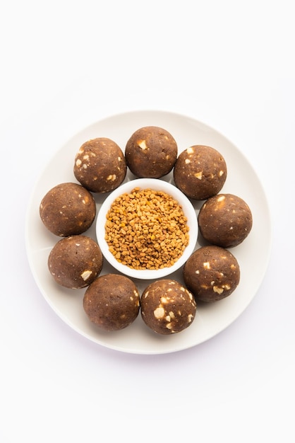 Fenegriek of methi ke Laddu laddo of laddoo of zoete mithai-ballen voor het versterken van de immuniteit in de winter