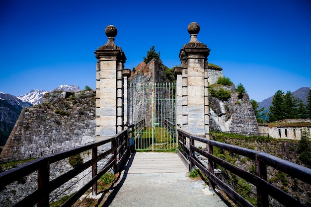 フェネストレッレフォート-北イタリア。ヨーロッパ最大の高山要塞である300年前の廃墟となった要塞