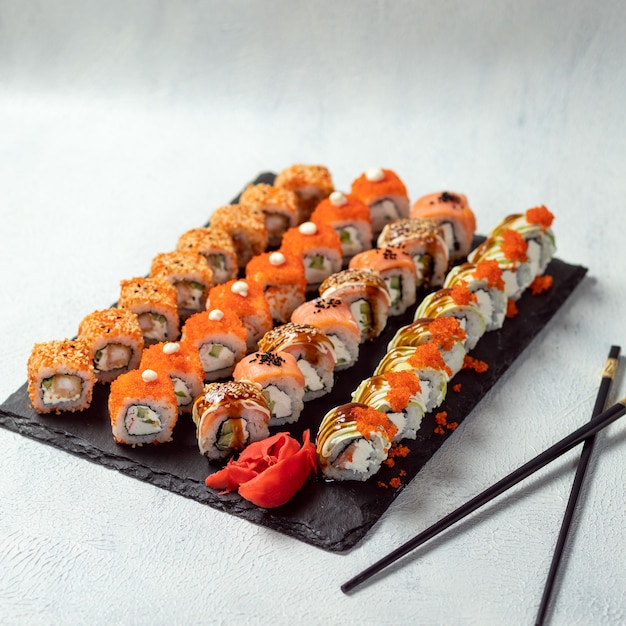 Feng shui roll, kani hot sushi roll con philadelphia roll da vicino