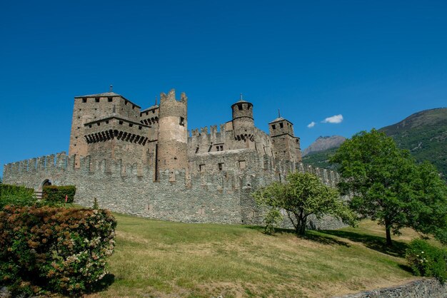 Fenis Castle 타워와 포탑이 있는 고전적인 중세 성