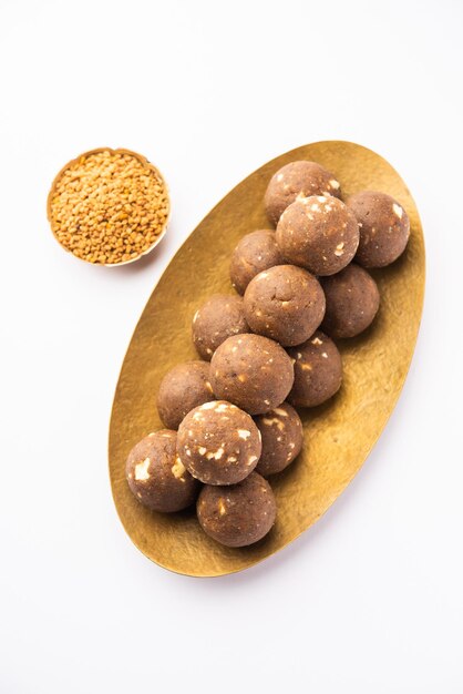 Photo fenugreek or methi ke laddu laddo or laddoo or sweet mithai balls for boosting immunity in winters