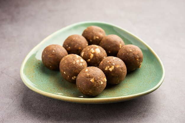 겨울철 면역력 강화를 위한 호로파 또는 메티 케 Laddu laddo 또는 laddoo 또는 달콤한 미타이 볼