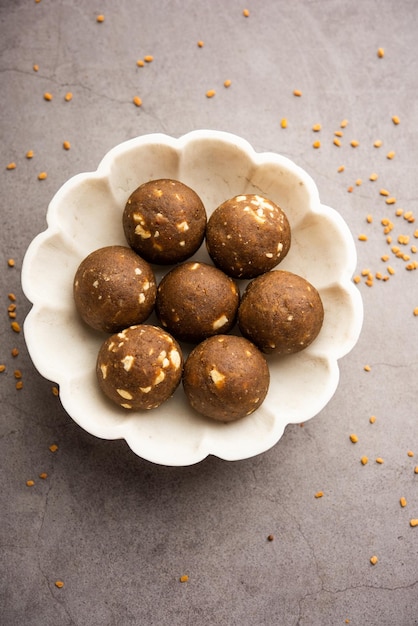 겨울철 면역력 강화를 위한 호로파 또는 메티 케 Laddu laddo 또는 laddoo 또는 달콤한 미타이 볼