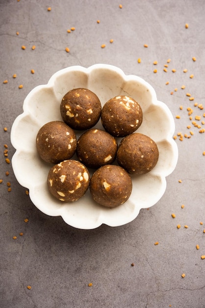 Photo fenugreek or methi ke laddu laddo or laddoo or sweet mithai balls for boosting immunity in winters