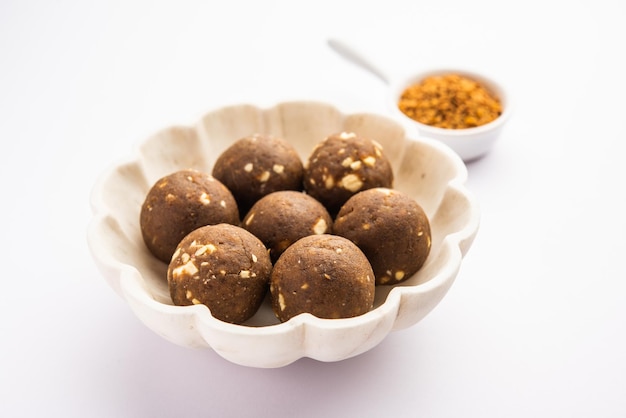 Photo fenugreek or methi ke laddu laddo or laddoo or sweet mithai balls for boosting immunity in winters