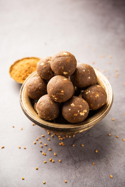 Photo fenugreek or methi ke laddu laddo or laddoo or sweet mithai balls for boosting immunity in winters