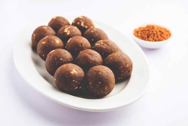 Photo fenugreek or methi ke laddu laddo or laddoo or sweet mithai balls for boosting immunity in winters