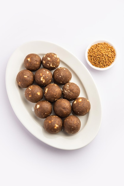 Photo fenugreek or methi ke laddu laddo or laddoo or sweet mithai balls for boosting immunity in winters