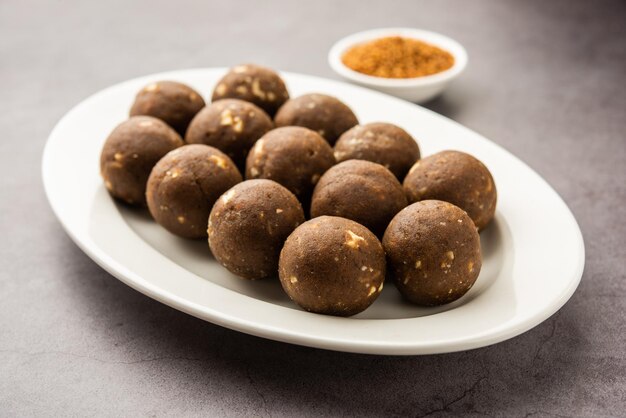 Fieno greco o methi ke laddu laddo o laddoo o palline dolci di mithai per aumentare l'immunità negli inverni