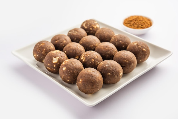 Fieno greco o methi ke laddu laddo o laddoo o palline dolci di mithai per aumentare l'immunità negli inverni