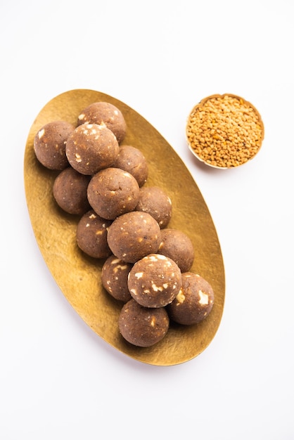 Photo fenugreek or methi ke laddu laddo or laddoo or sweet mithai balls for boosting immunity in winters