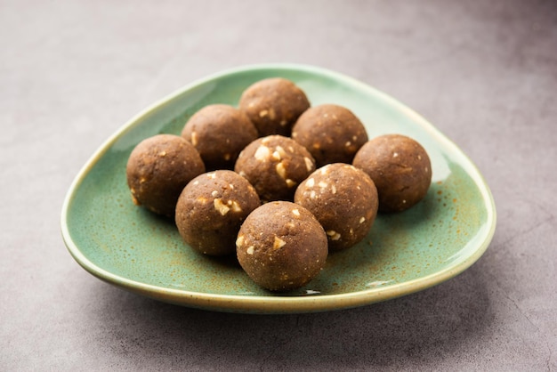 Foto fieno greco o methi ke laddu laddo o laddoo o palline dolci di mithai per aumentare l'immunità negli inverni