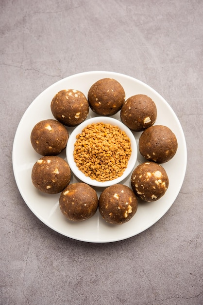 Fenugreek of methi ke Laddu laddo of laddoo of zoete mithai ballen voor het versterken van het immuniteit in de winter