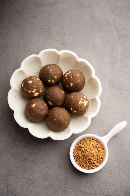 Fenugreek of methi ke Laddu laddo of laddoo of zoete mithai ballen voor het versterken van het immuniteit in de winter