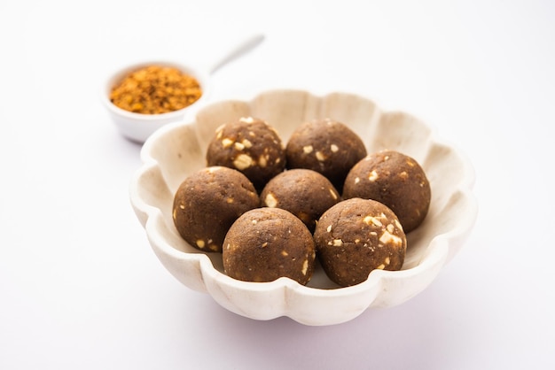 Fenugreek of methi ke Laddu laddo of laddoo of zoete mithai ballen voor het versterken van het immuniteit in de winter