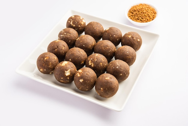 Fenugreek of methi ke Laddu laddo of laddoo of zoete mithai ballen voor het versterken van het immuniteit in de winter