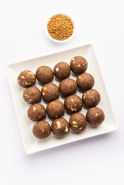 Fenugreek of methi ke Laddu laddo of laddoo of zoete mithai ballen voor het versterken van het immuniteit in de winter