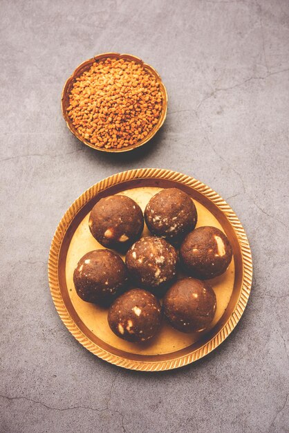 Fenugreek of methi ke Laddu laddo of laddoo of zoete mithai ballen voor het versterken van het immuniteit in de winter
