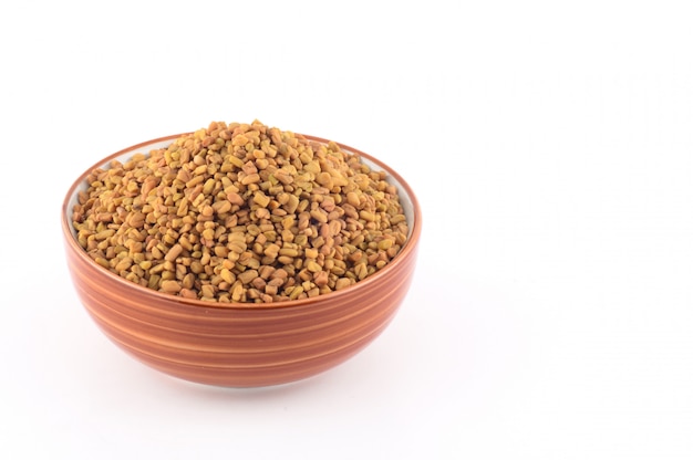 Photo fenugreek seeds in bowl isolated