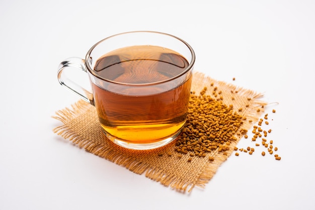 Fenugreek zaden of Methi Dana drinken door het 's nachts in water te dompelen Indiase gezondheidstonic