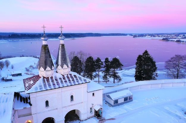 フェラポントヴォの冬の修道院の風景、トップ ビュー クリスマス宗教建築背景