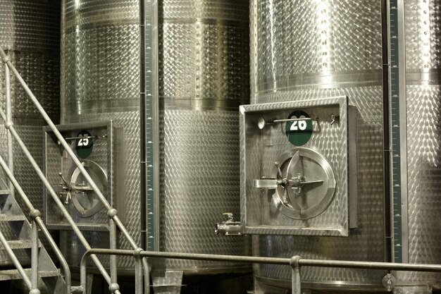 사진 발효 중 와인 공장 내에서 와인을 발효시키는 탱커