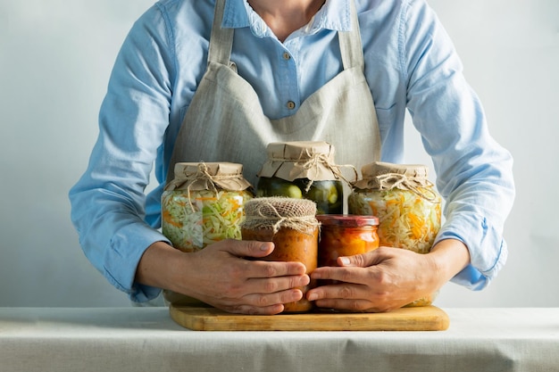 Foto verdure fermentate o in scatola zucchine diverse carote crauti cetrioli in barattoli stare sul sale contro