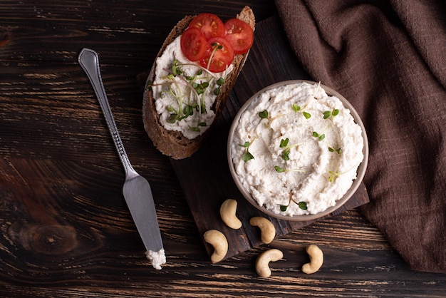 Foto anacardi fermentati, crema di formaggio vegano a base di noci.