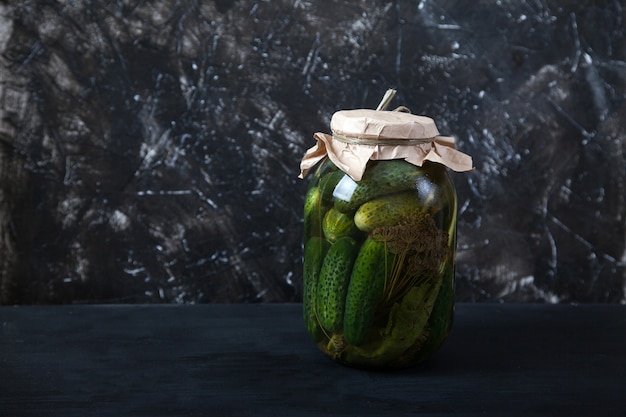 Photo fermented cucumbers in a glass jar