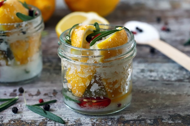 Limoni fermentati in barattoli