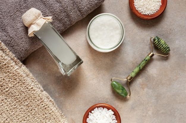 Acqua di riso fermentata e vari ingredienti e componenti per trattamenti termali per il benessere e il ringiovanimento spazio per la vista dall'alto in primo piano per il mockup del testo