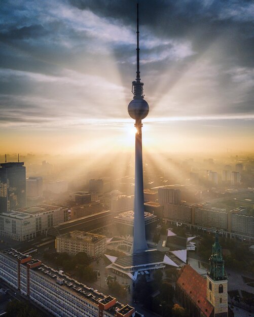 Fernsehtrum tegen de hemel bij zonsondergang