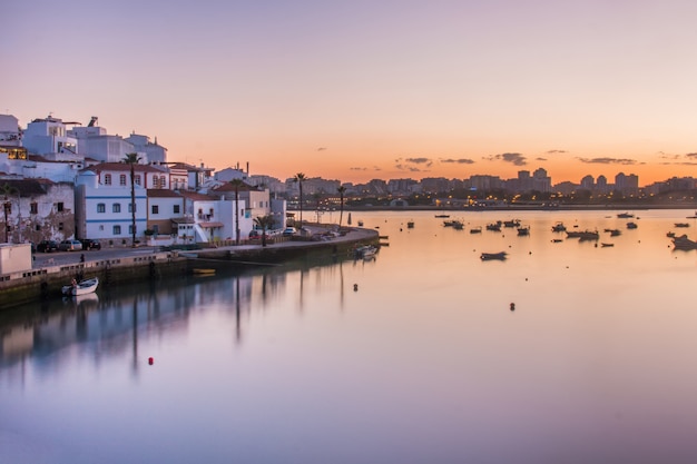 Ferragudo dorp bij zonsondergang