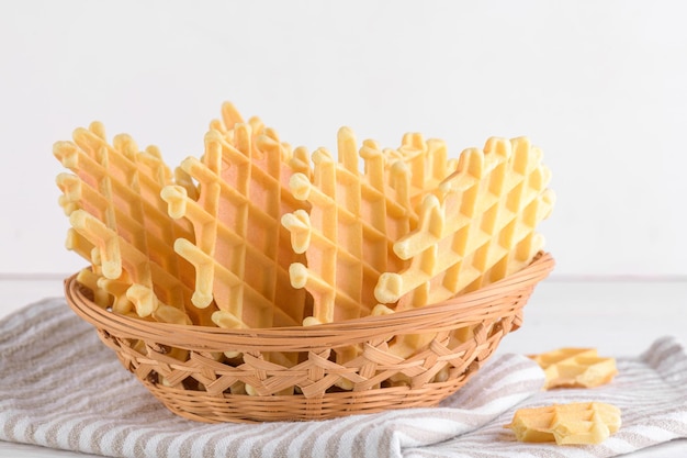 Ferratelle of pizzelle een traditioneel dessert of koekjes uit abruzzo in een mand op wit hout