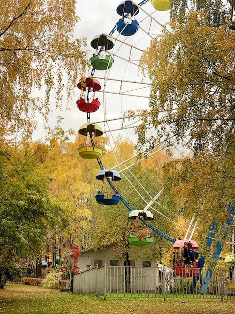 秋の遊園地のフェリーホイール