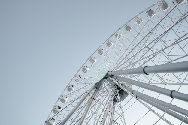 Ruota panoramica ferris contro un luminoso cielo estivo