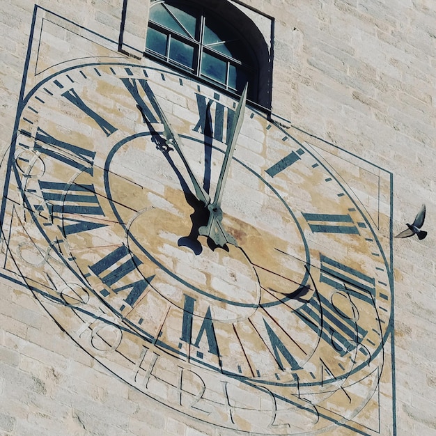 Foto la ruota gigante contro la struttura costruita