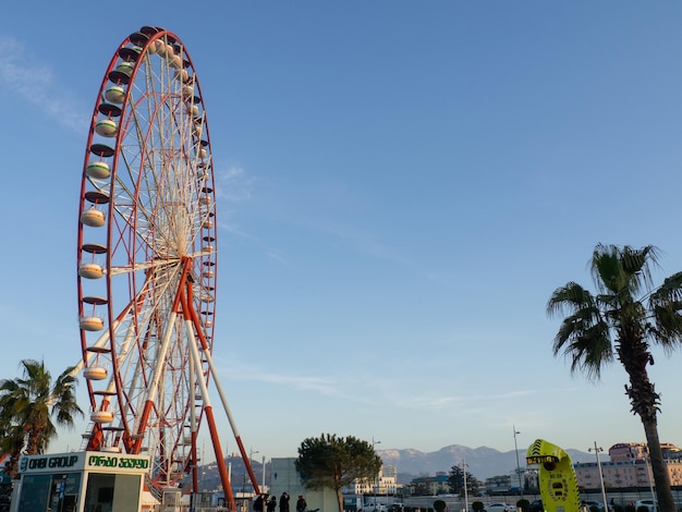 空を背景にした観覧車 海上遊園地 休憩所