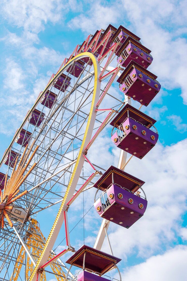 Photo ferris wheel against the sky, view from below.
