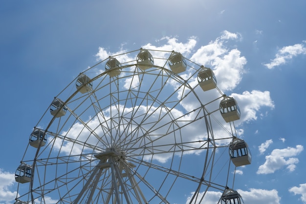 空を背景に観覧車