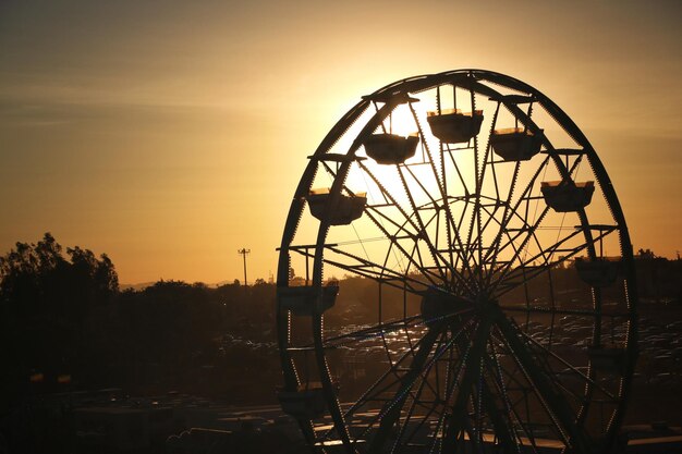 Foto la ruota panoramica contro il tramonto