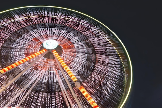 Ruota panoramica nel parco divertimenti all'aperto di notte thailandia