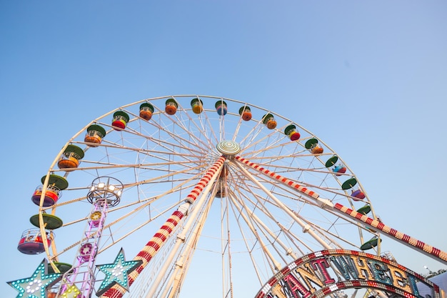 Foto ruota panoramica nel parco divertimenti all'aperto thailandia