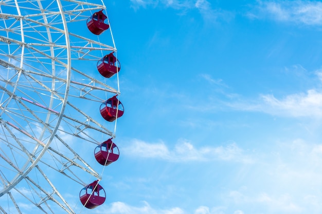 Ferris wheel su cielo blu - primo piano