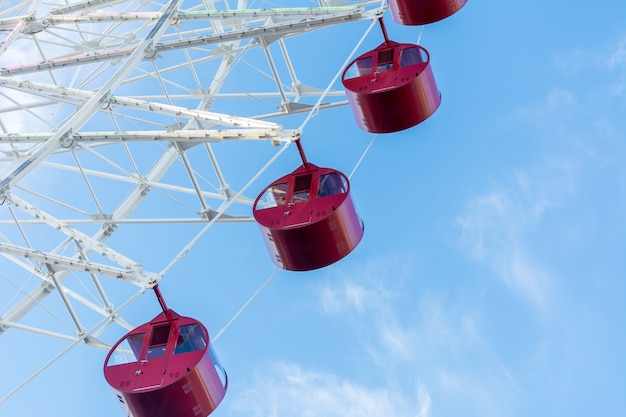 Ferris wheel su cielo blu - primo piano