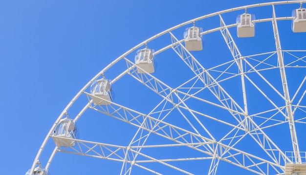 Ruota panoramica nel cielo blu. guarda la città da un'altezza.