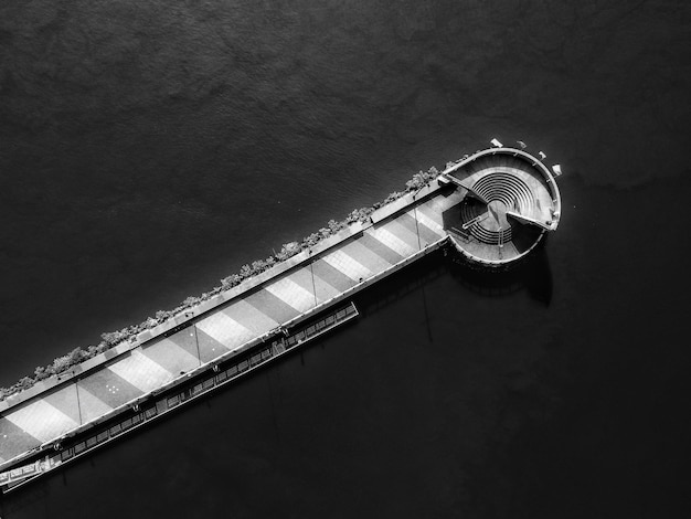 Foto la ruota panoramica sul ponte sul fiume