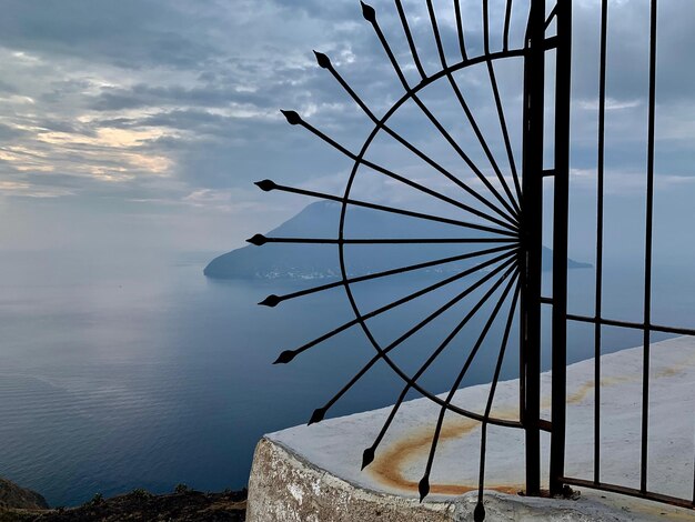 Foto la ruota panoramica sul lago contro il cielo